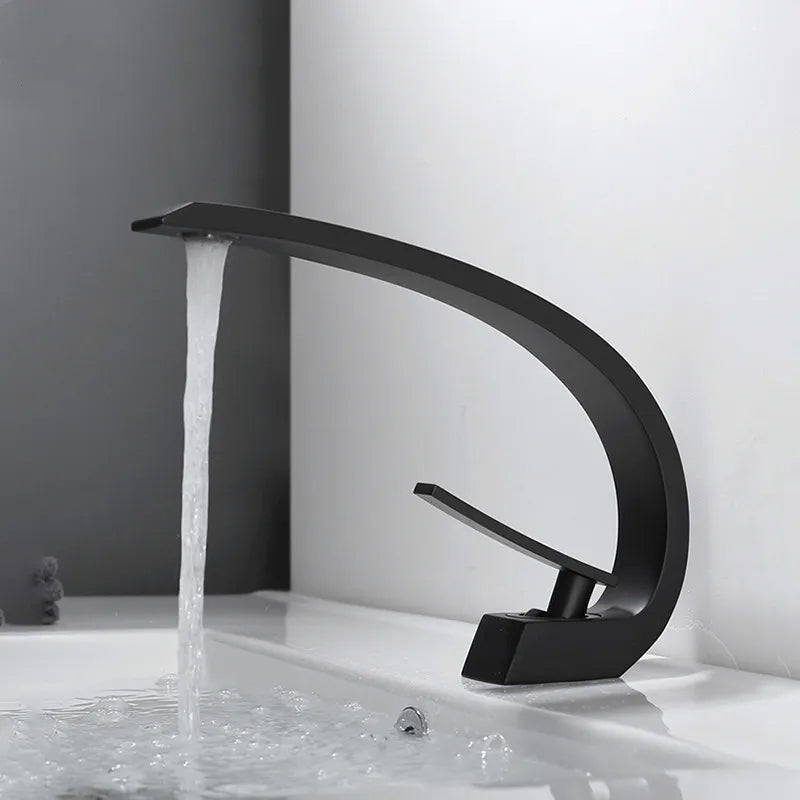 Torneira para banheiro Monocomando Elegance Preto Funcionando Preto de lado