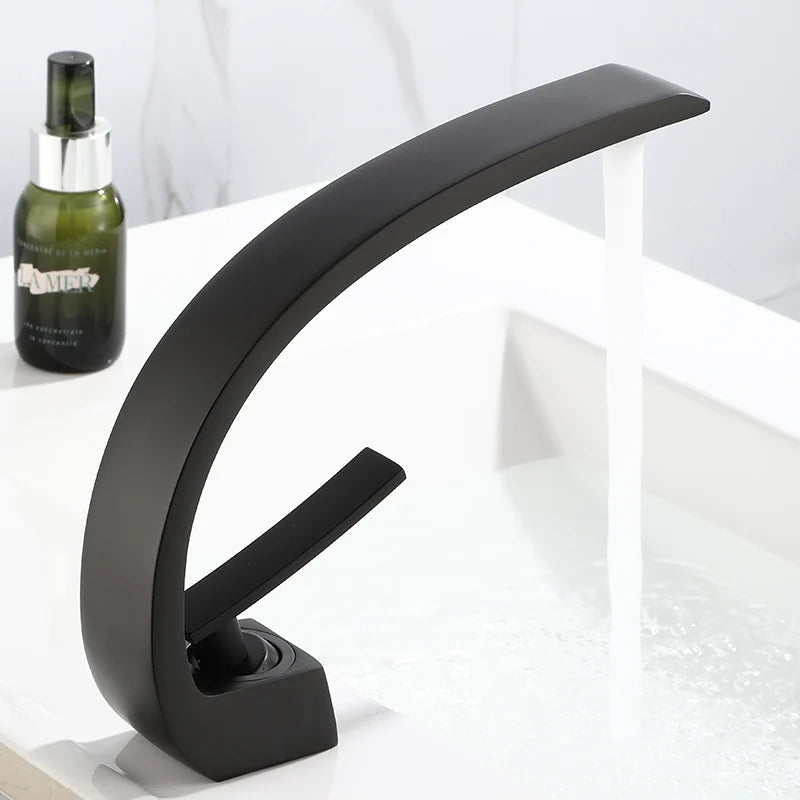 Torneira para banheiro Monocomando Elegance Preto Funcionando Preto de trás