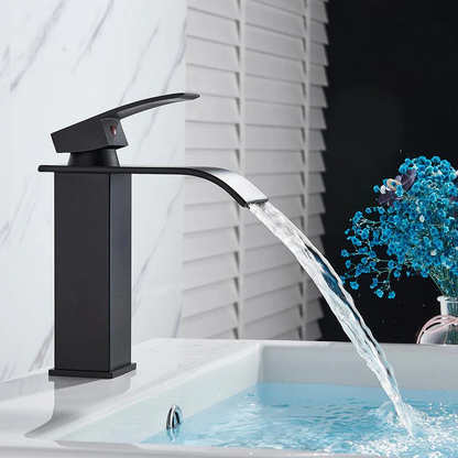 Torneira para Banheiro Cascata Misturador Monocomando Preto funcionando