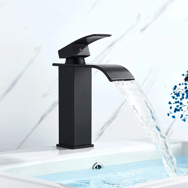 Torneira para Banheiro Cascata Misturador Monocomando Preto funcionando Cascata