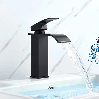 Torneira para Banheiro Cascata Misturador Monocomando Preto funcionando Cascata